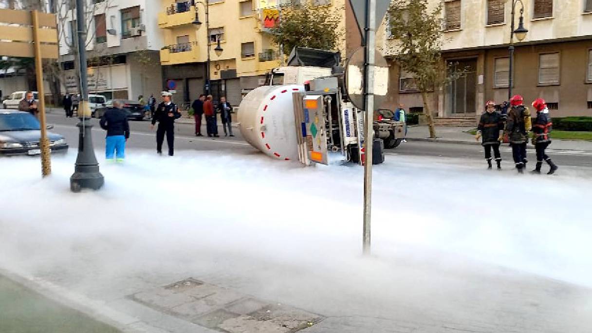 Les agents de la protection civile de Tanger autour d'un camion-citerne transportant du gaz, et qui s'est renversé.
