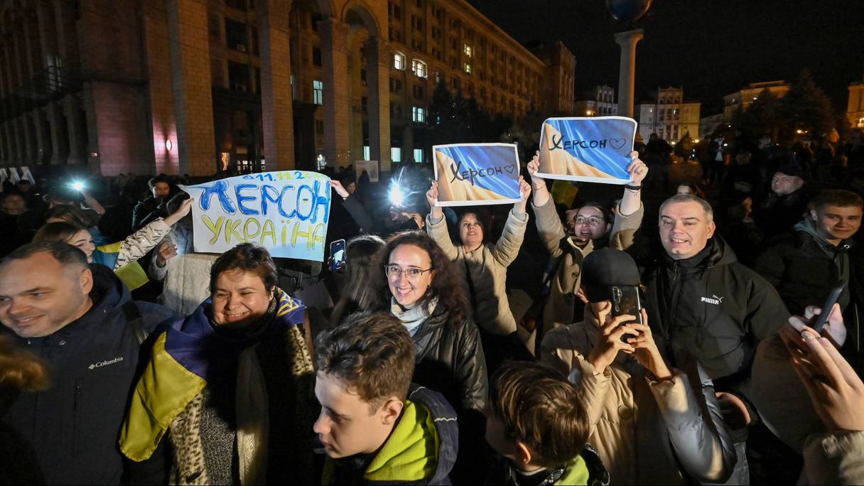 Des gens se rassemblent sur la place Maidan pour célébrer la libération de Kherson, à Kiev, le 11 novembre 2022.
