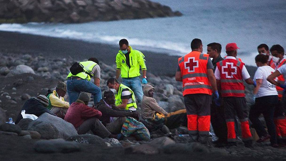 Des membres de la Croix-Rouge apportant des soins à des migrants, le 9 octobre 2020 aux Canaries (Espagne). 
