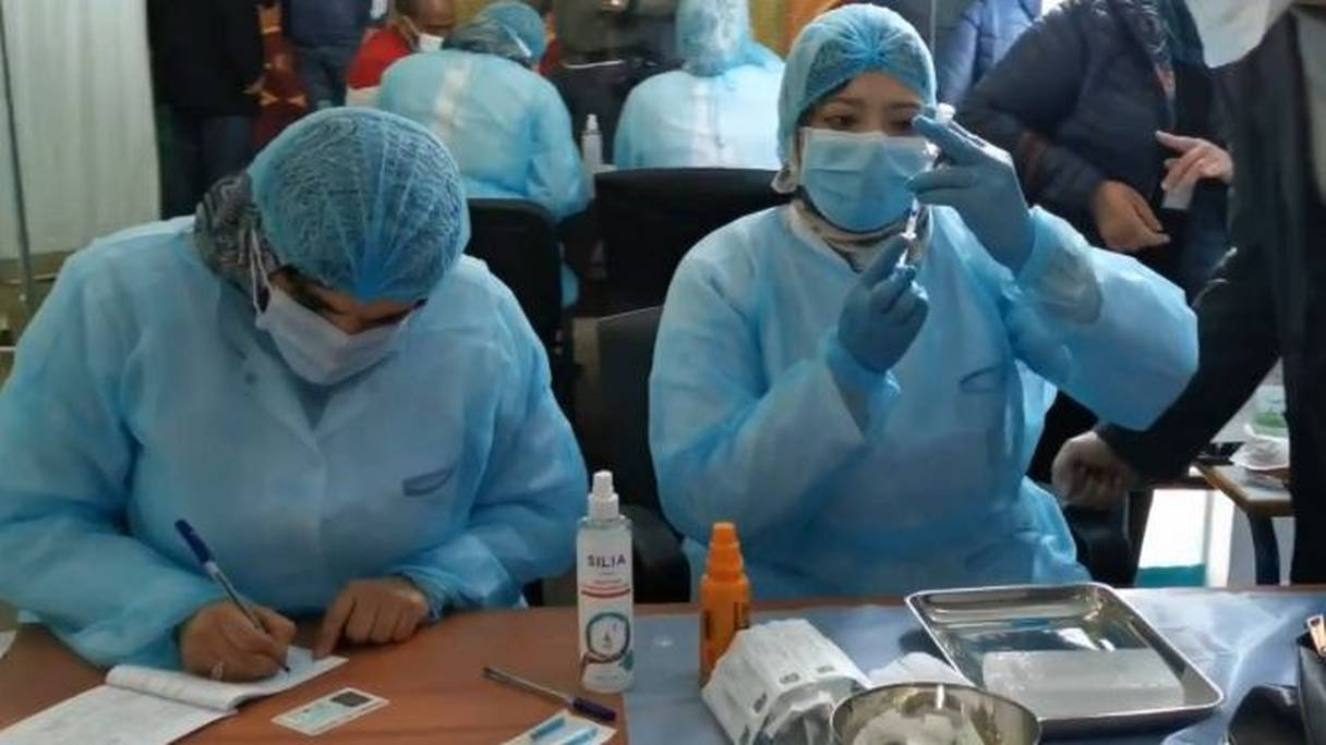 Dans un centre de vaccination à Casablanca, une infirmière prépare une dose du vaccin anti-Covid-19.
