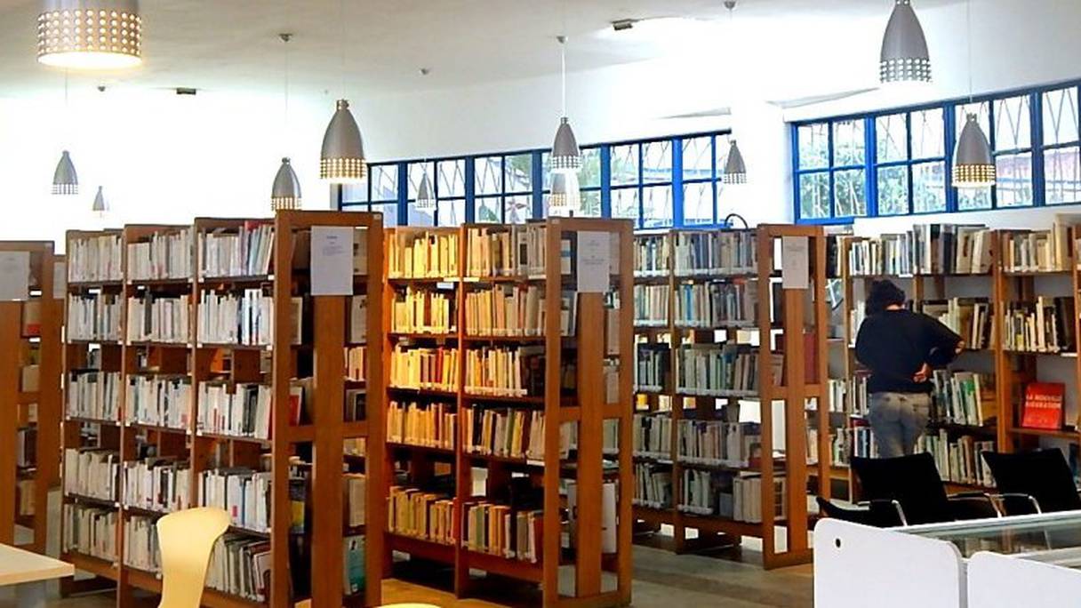 Salle de lecture d'une bibliothèque. 
