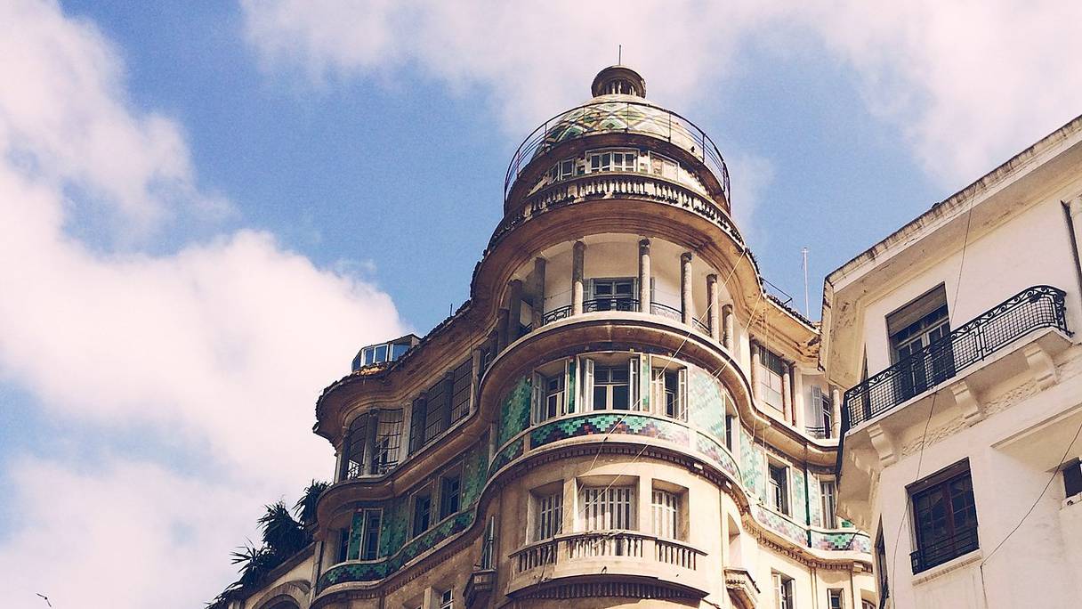 Immeuble Maret, au 128, boulevard Mohammed V (centre-ville de Casablanca). Conçu par Hippolyte Joseph Delaporte, il fut construit en 1932, lors du protectorat. Son architecture est un exemple éminent de la fusion de l'architecture néo-mauresque et néoclassique, avec des touches Art déco. 
