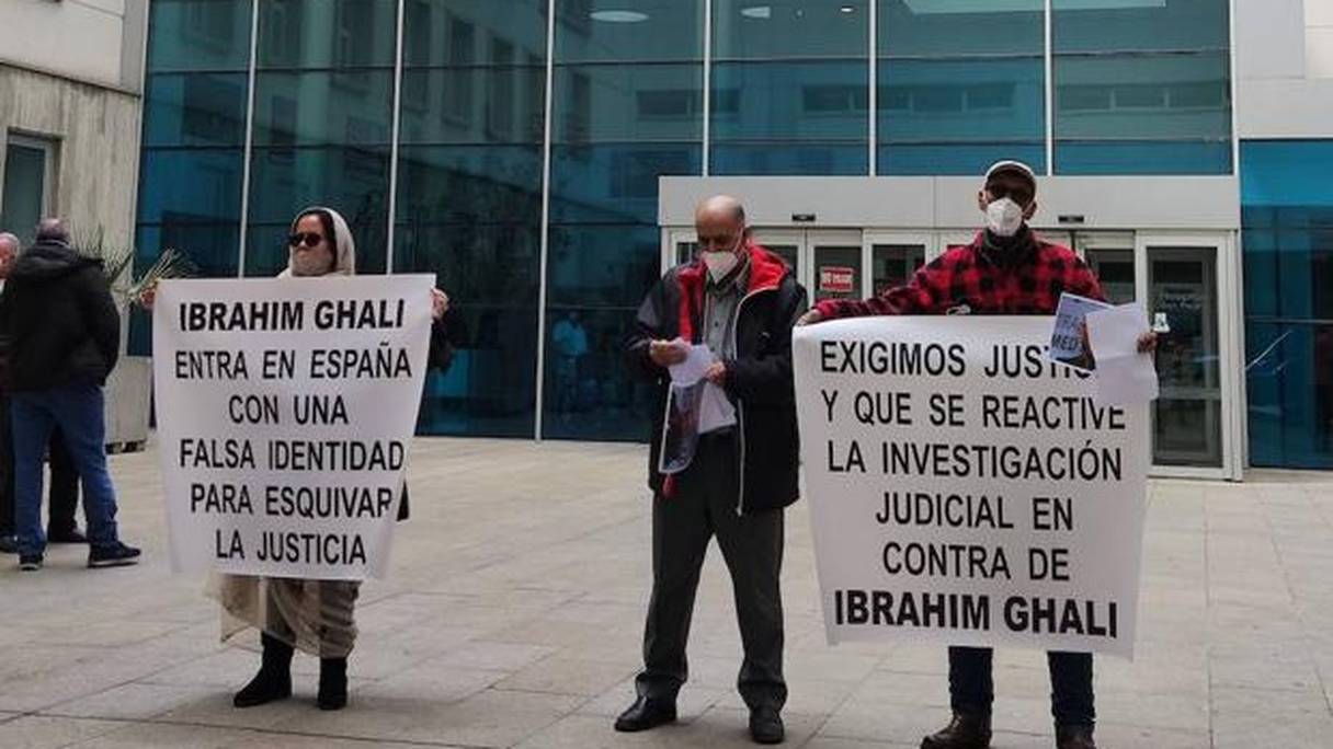 Des victimes du Polisario réclament justice devant l'hôpital San Pedro de Logroño, dans le sud de l'Espagne, où est hospitalisé Brahim Ghali, le 1er mai 2021. 
