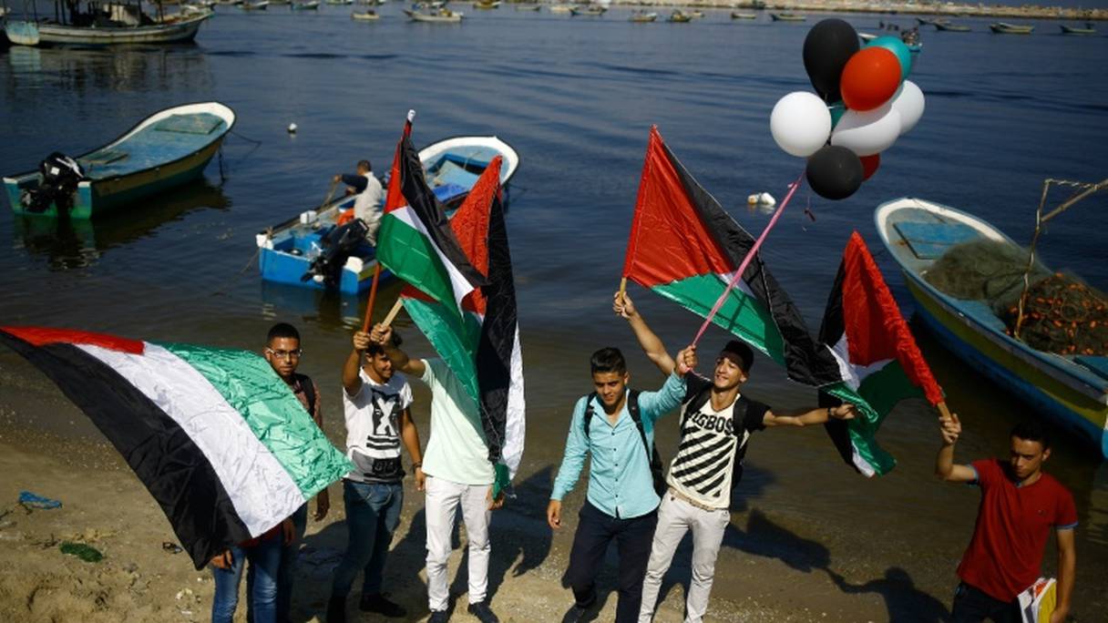 Des hommes manifestent en soutien avec le "bateau des femmes" qui se dirige vers les côtes de la bande de Gaza, le 5 octobre 2016.
