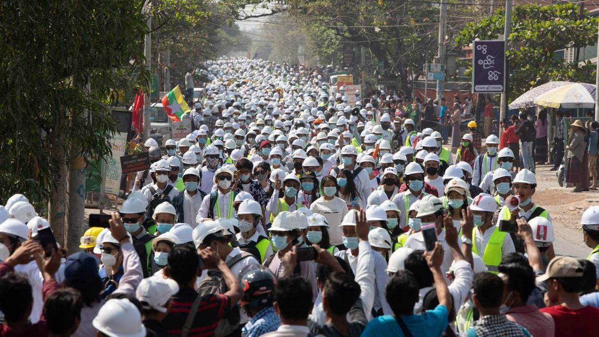 Ingénieurs et étudiants participent à une manifestation contre le coup d'Etat militaire à Mandalay, le 5 mars 2021.
