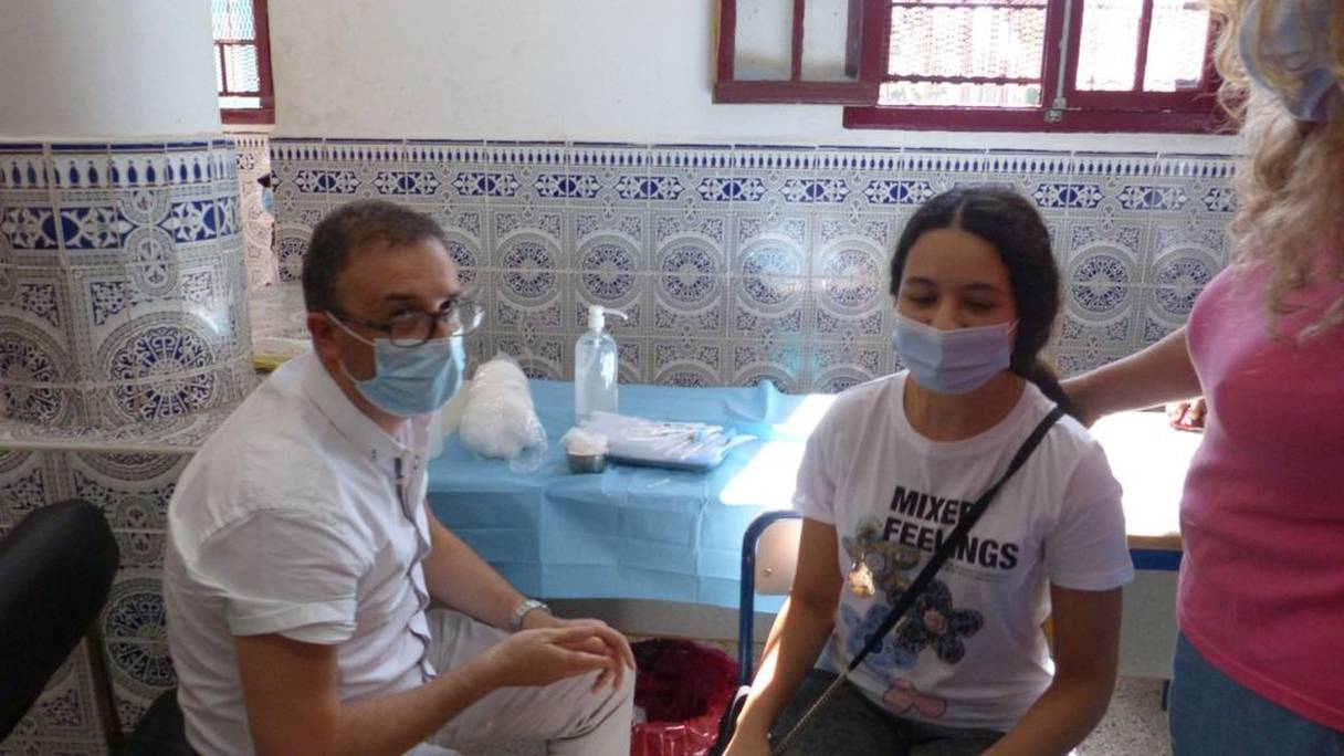 Une adolescente reçoit une injection d'un vaccin anti-Covid-19 dans un centre de vaccination à Casablanca. La campagne de vaccination a été élargie aux 12-17 ans dans l'ensemble du Royaume.
