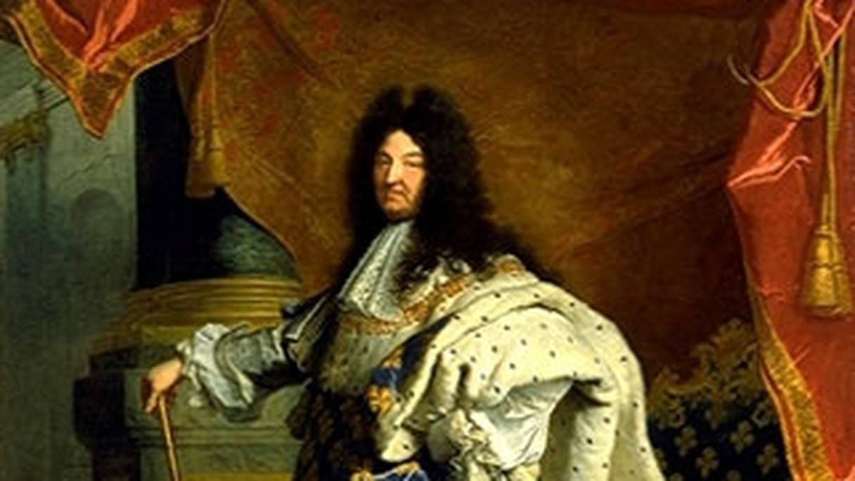 Détail du portrait en pied le plus emblématique de Louis XIV, vêtu de son manteau d'hermine, près du trône de France (la fleur de lys était le symbole de l'Ancien Régime). 
