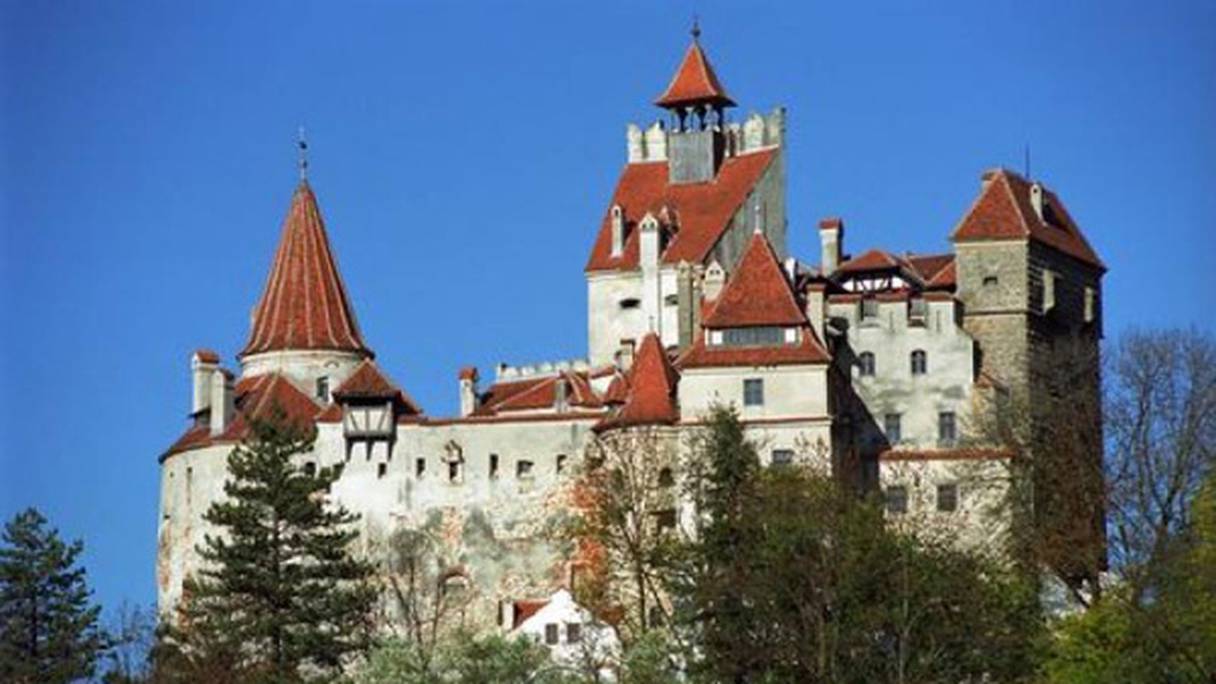 Niché dans les Carpates, au cœur de la Roumanie, le château de Bran fascine plus que jamais avec ses tours pointues.
