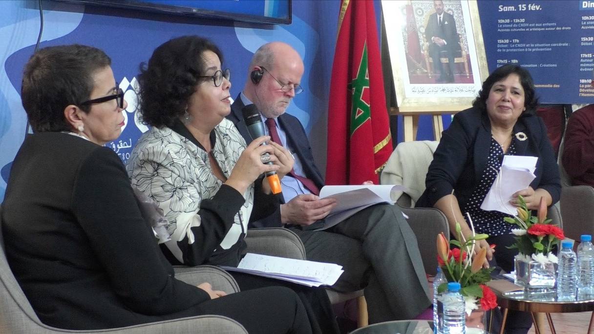 Conférence sur la parité dans les médias, au stand du CNDH, lors du 26e SIEL, le samedi 8 février 2020, à Casablanca. Au micro, Latifa Akharbach, présidente de la HACA. 
