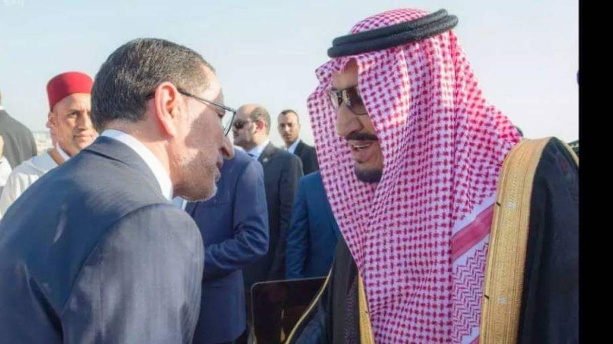 Le roi Salmane d'Arabie saoudite accueilli, à sa descente d'avion, par le chef du gouvernement Saâd-Eddine El Othmani.
