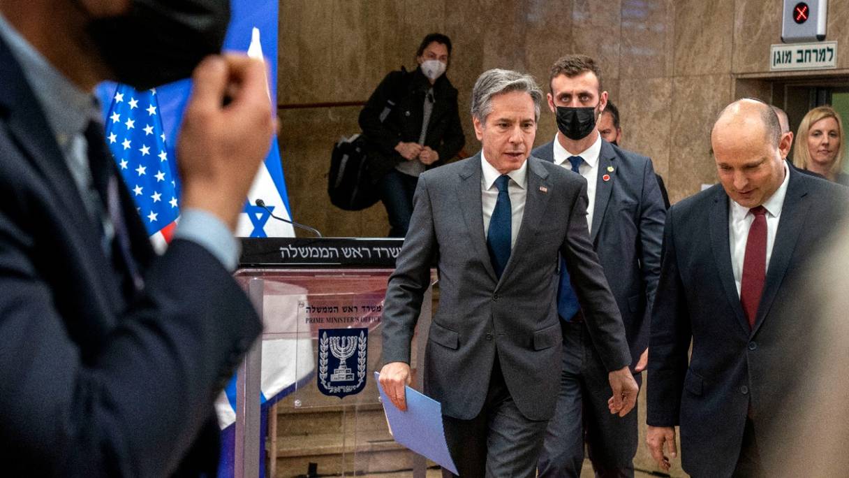 Le Premier ministre israélien Naftali Bennett (à droite) et le secrétaire d'Etat américain Antony Blinken s'apprêtent à s'adresser aux médias après leur rencontre au bureau du Premier ministre à Jérusalem, le 27 mars 2022.
