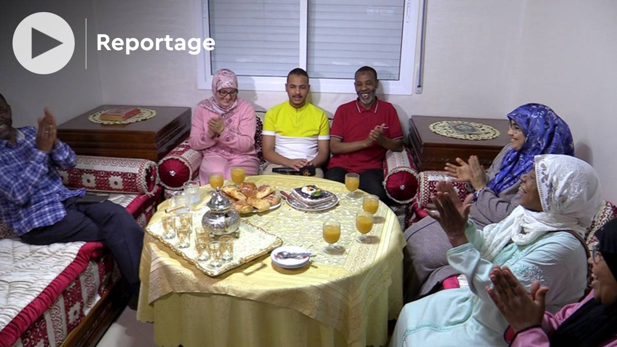 Mohamed Reda Katib (au centre), qui a obtenu la meilleure note au baccalauréat dans la branche Lettres et Sciences humaines dans sa région de Tanger-Tétouan-Al Hoceïma, fête son exploit avec les membres de sa famille. 
