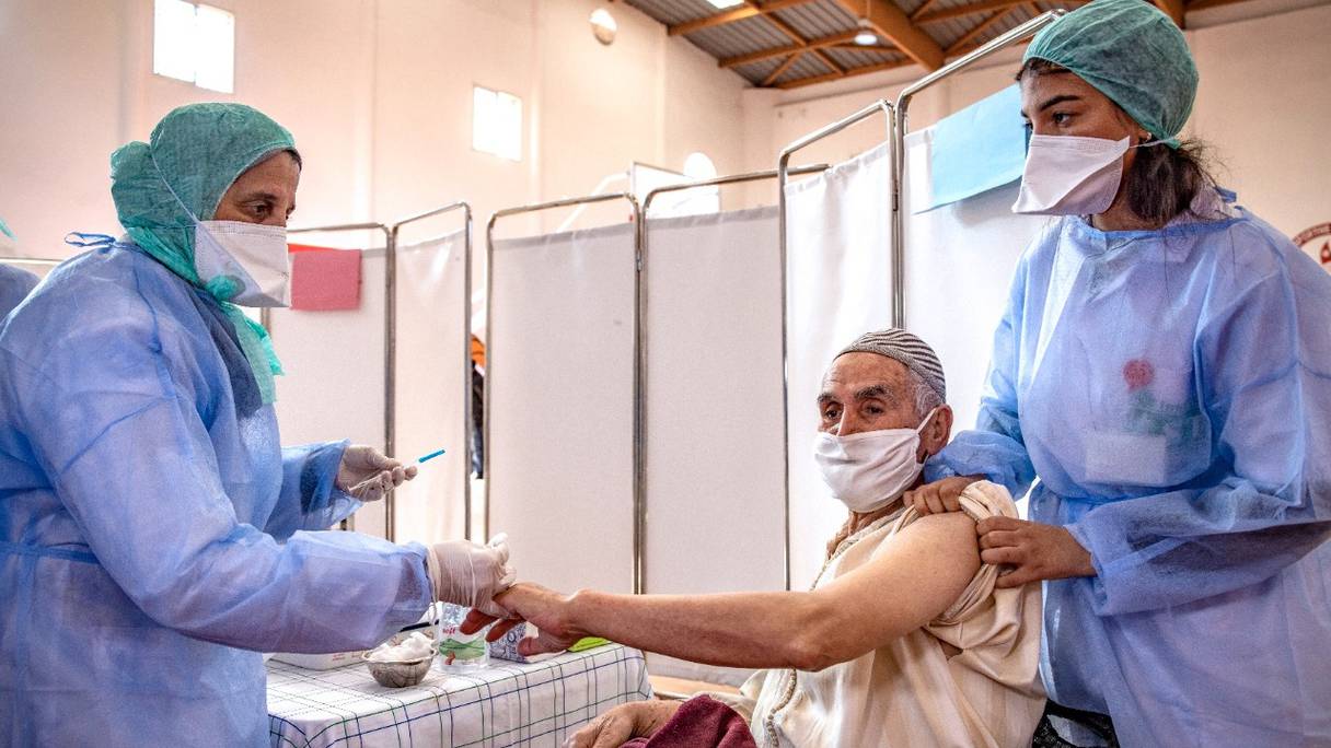 Une personne âgée reçoit une dose du vaccin anti-Covid-19 dans un centre de vaccination de la ville de Salé, le 29 janvier 2021.

