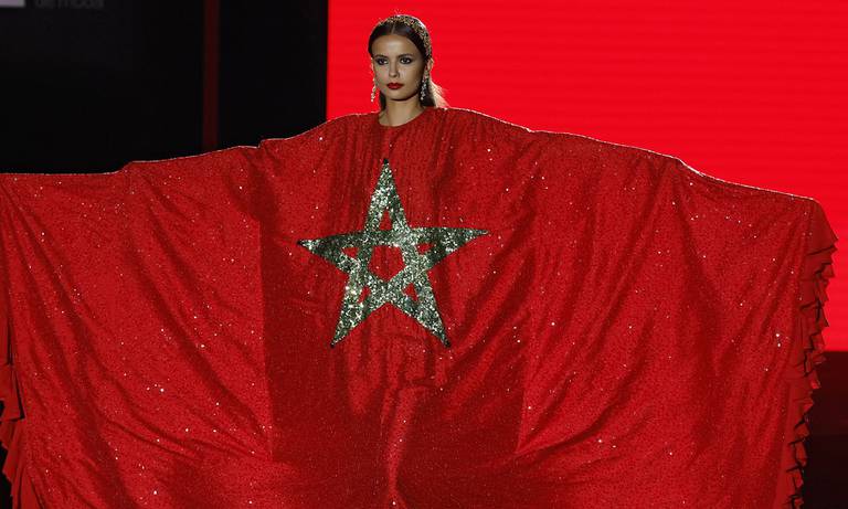 Une robe en hommage au drapeau du Maroc, signée Albert Oiknine, a ouvert son défilé, le 18 février 2023, à la Mercedes-Benz Fashion Week de Madrid.