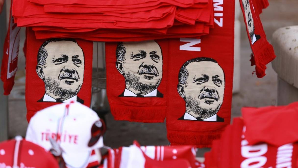 Des écharpes à l'effigie du président Erdogan vendues lors d'un rassemblement de soutien organisé à Ankara, le 25 juillet 2016.
