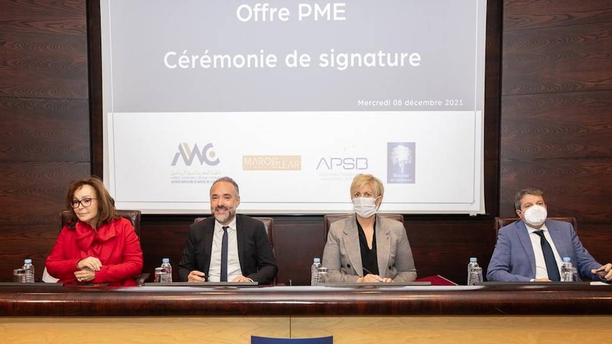 Nezha Hayat, présidente de l’AMMC, Kamal Mokdad, président du CA de la Bourse de Casablanca, Fathïa Bennis, PDG de Maroclear et Younes Sekkat, président de l’APSB, lors de la signature d'un protocole d'accord, le 8 décembre 2021 à Casablanca.
