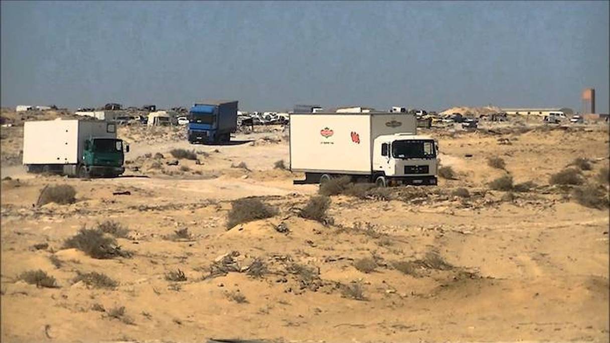 Des camions marocains de transport de marchandises dans le "no man's land" entre le Maroc et la Mauritanie.

