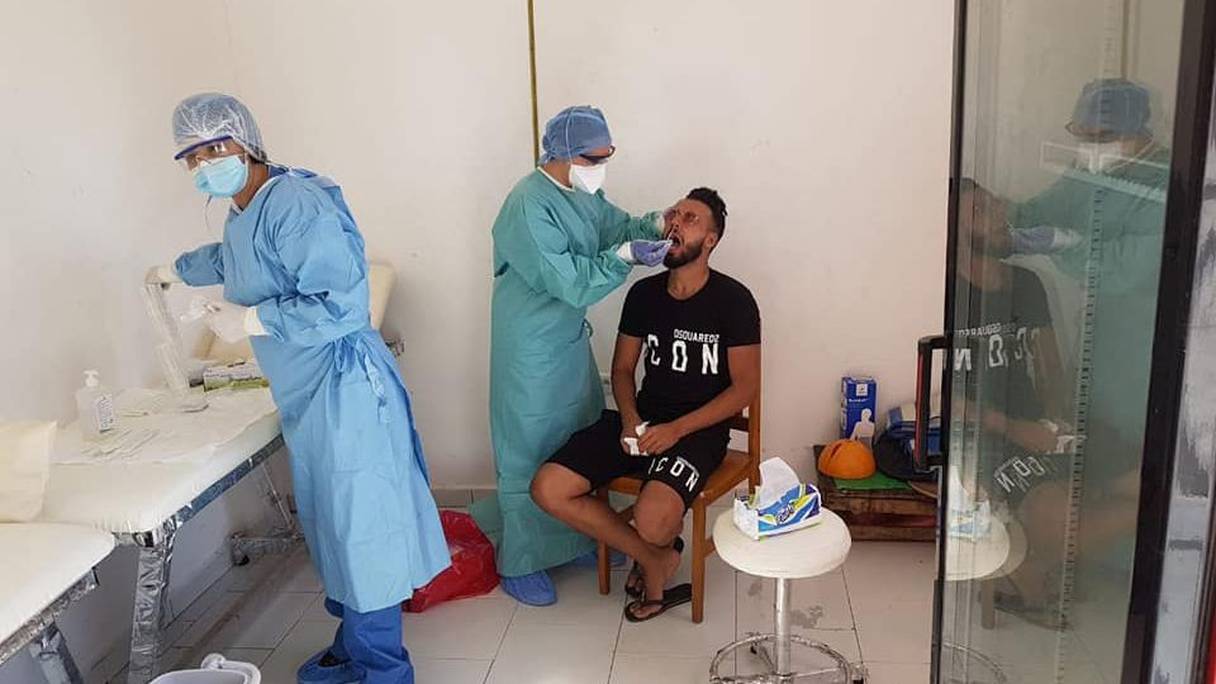 Des footballeurs passant un test anti-coronavirus.
