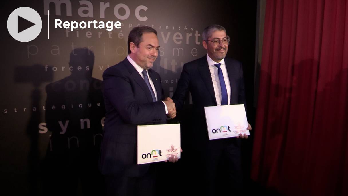 Hamid Addou, président directeur général de Royal Air Maroc, et Adel El Fakir, directeur général de l’Office national marocain du tourisme, lors de la signature d'un accord de partenariat sur la promotion touristique du Royaume, jeudi 9 juin 2022.

