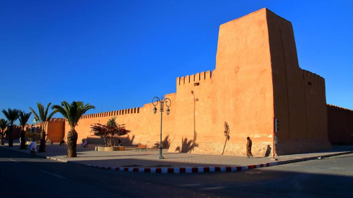 Tiznit. Fondée en 1882, la ville est prise, en avril 1912, par El Hiba, fils de Maa El Aïnine, Chérif mauritanien, charismatique et populaire. El Hiba conquiert le Souss, et s'empare de Marrakech, alors que Louis-Hubert Gonzalve Lyautey installe le Protectorat au Maroc, et poursuit sa "pacification".
