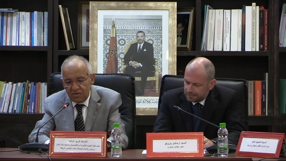 Farid El Bacha, doyen de la Faculté de droit de Rabat-Agdal (à g.) et Armando Barucco, ambassadeur d'Italie au Maroc, lors de la présentation du livre «Nouveau parcours entre les cultures» communes à l’Italie et au Maroc, d'Abdellah Khazraji, le 19 janvier à Rabat.

