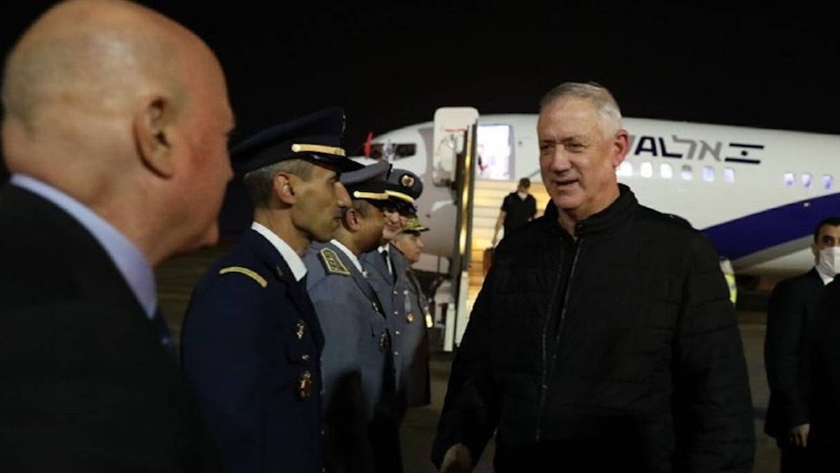 Le ministre israélien de la Défense, Benny Gantz, à son arrivée le 23 novembre 2021 à l'aéroport de Rabat-Salé. 
