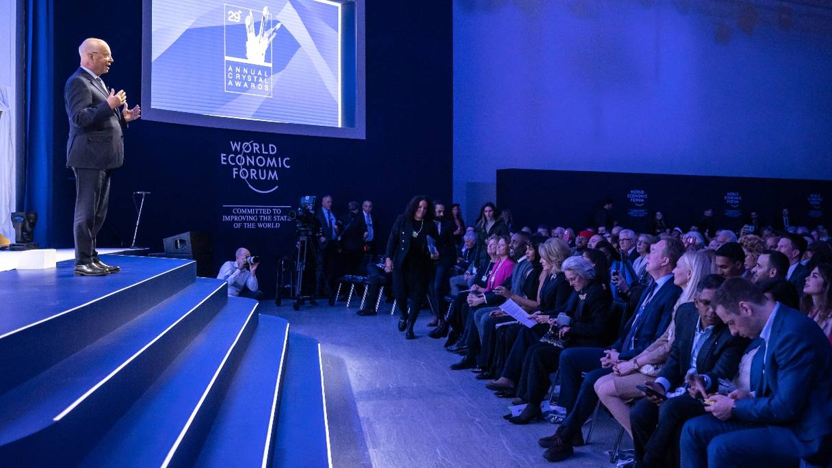 Le fondateur du Forum économique mondial, Klaus Schwab, en plein discours lors de la cérémonie du «Crystal Award» lors de la réunion annuelle du Forum économique mondial (WEF) à Davos, le 16 janvier 2023.
