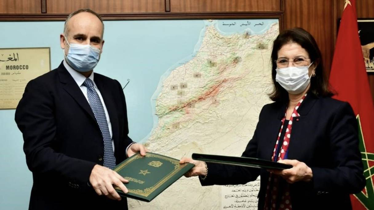 Signature de la licence Rissana entre Pierre Raillard, directeur de Chariot Maroc, et Amina Benkhadra, directrice générale de l’Office nationale des hydrocarbures et des mines. 
