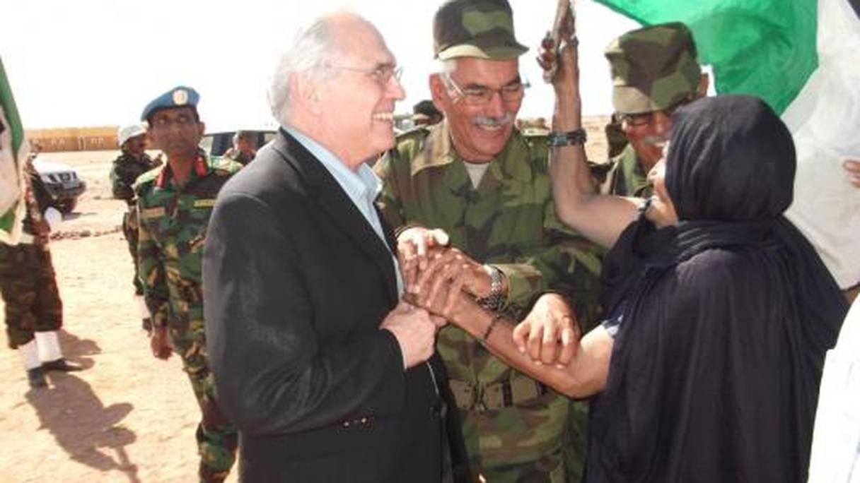 Christopher Ross tout sourire avec des responsables du Polisario, lors d'une visite à Tindouf en février 2015.
