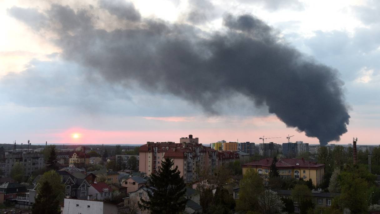 Une fumée noire s'élève à la suite d'une frappe aérienne dans la ville de Lviv, dans l'ouest de l'Ukraine, le 3 mai 2022.
