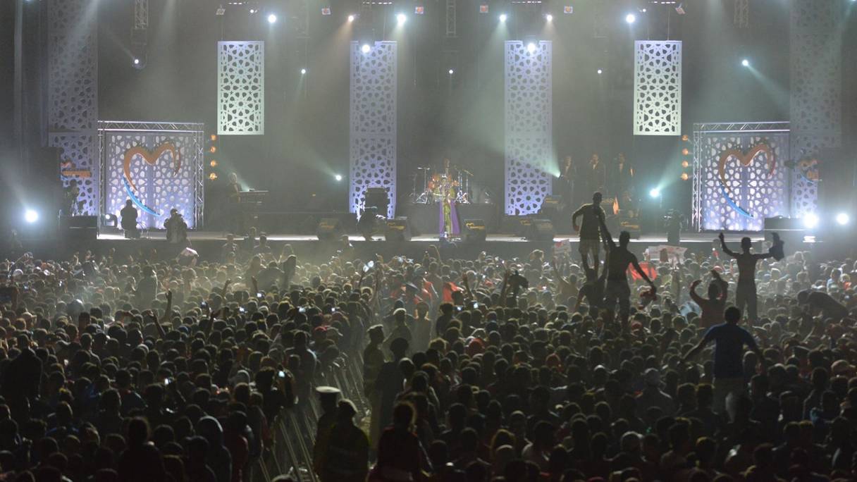 Un record historique car jamais un concert n'a rassemblé autant de monde à Mawazine, toutes éditions confondues.  
