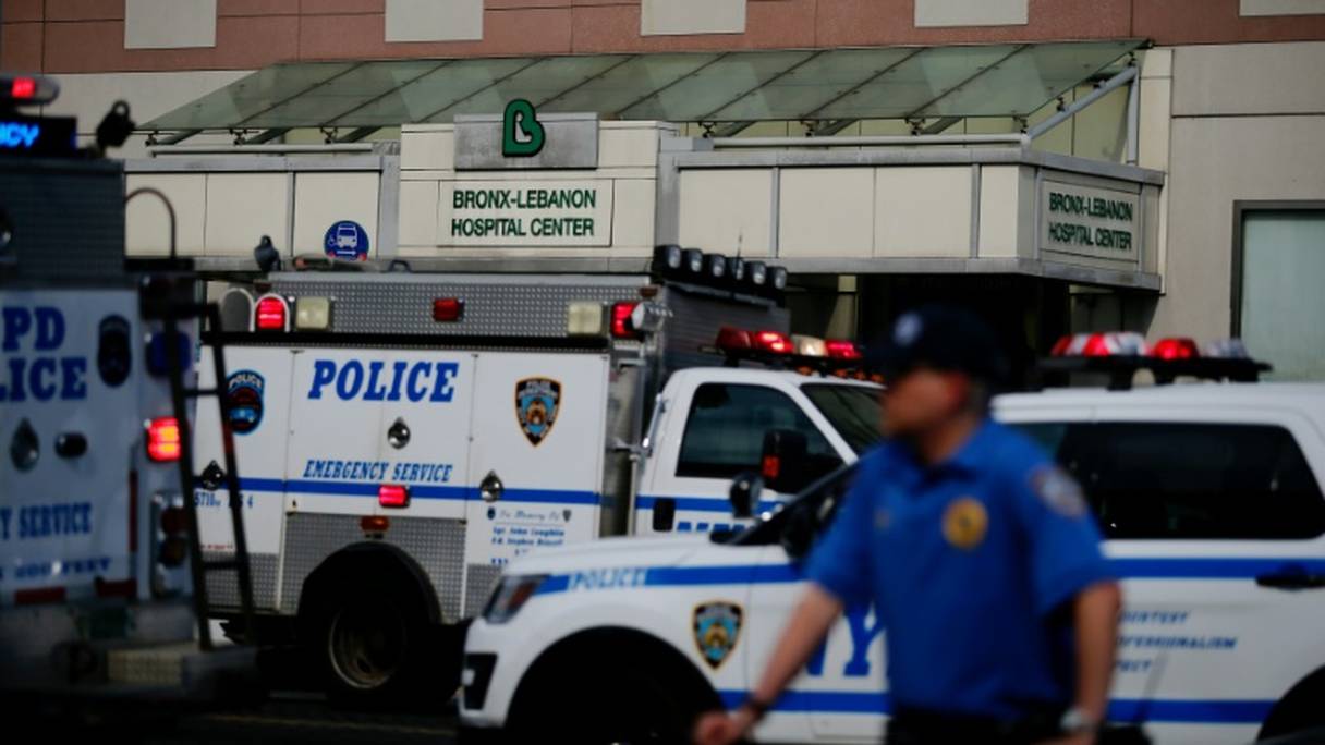 Des véhicules de police devant le Lebanon Hospital le 30 juin 2017 à New York, où un homme a ouvert le feu.

