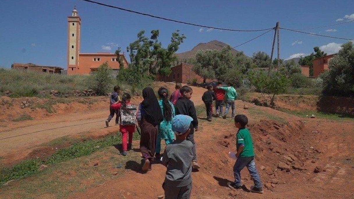 Enfants dans un village du Maroc.
