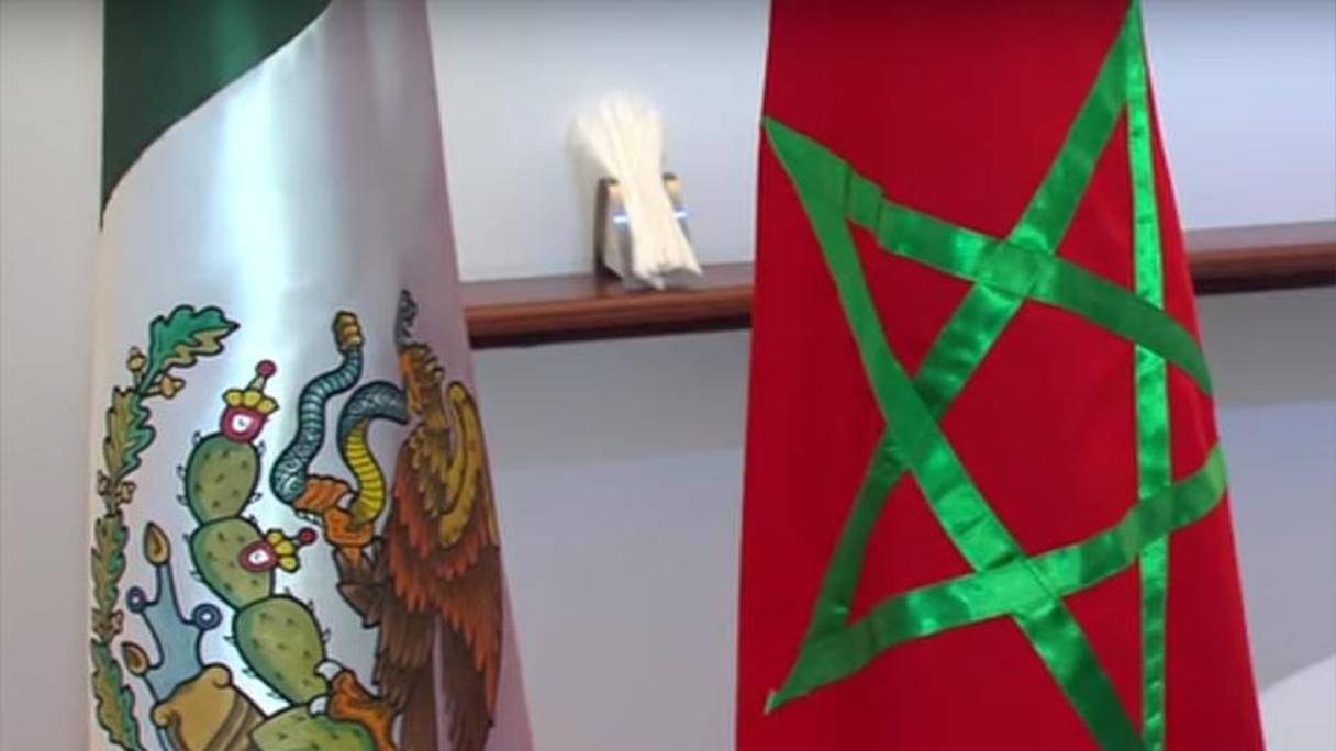Les drapeaux marocain et mexicain.
