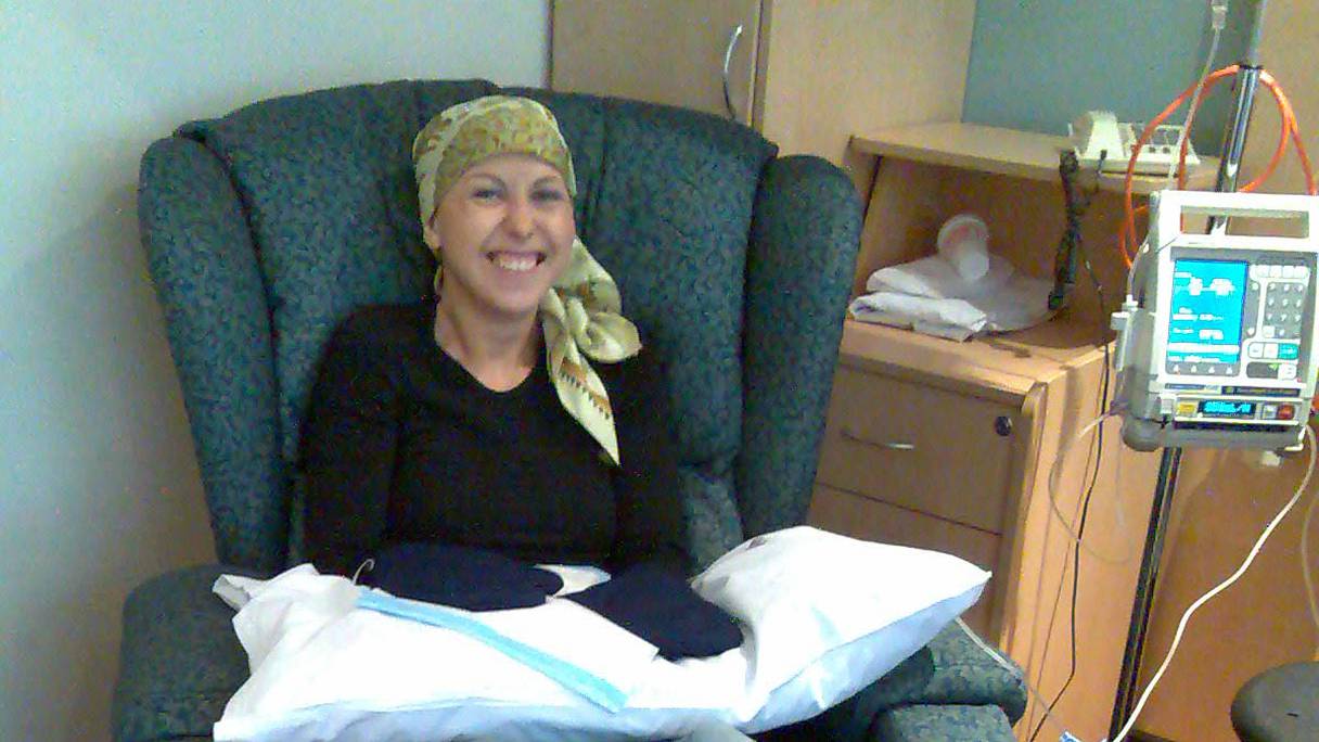 Une femme reçoit un traitement de chimiothérapie. 
