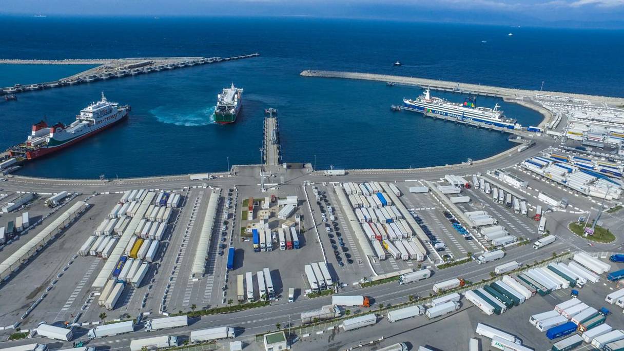 Tanger Med, vue aérienne sur le détroit de Gibraltar. Connectée à plus de 180 ports du monde, cette plateforme industrielle pour plus de 1000 entreprises offre des capacités de traitement pour 9 millions de conteneurs, 7 millions de passagers, 700.000 camions et 1 million de véhicules. 
