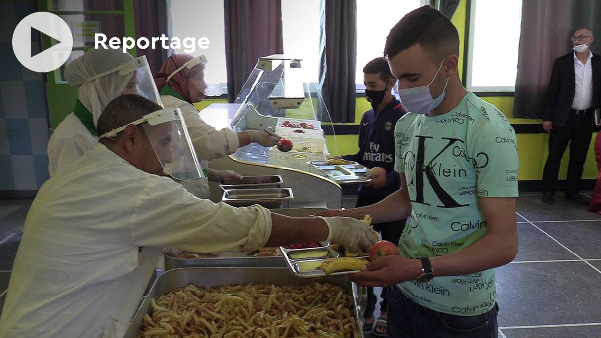 Le personnel d'un internat à Oujda sert des repas aux élèves. 
