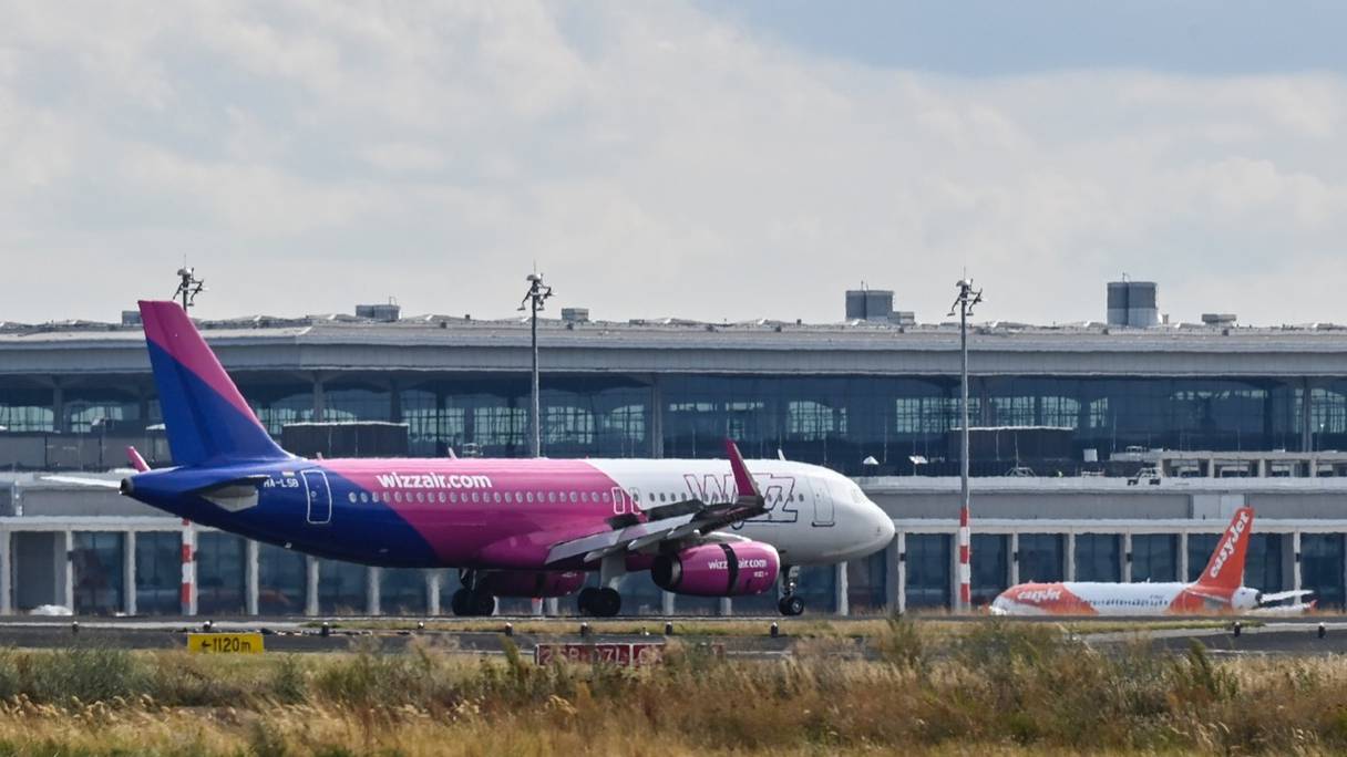 Un avion de la compagnie low cost Wizz Air sur le tarmac de l'aéroport de Berlin.
