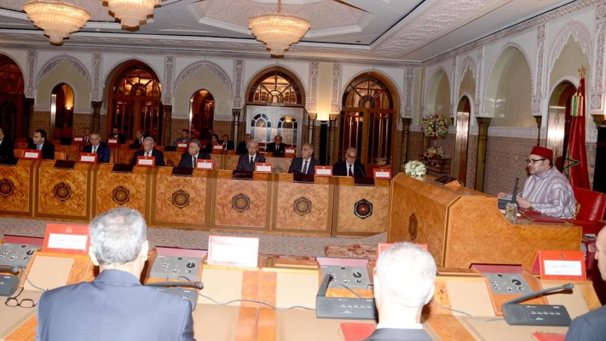 Le roi Mohammed VI présidant un Conseil des ministres.
