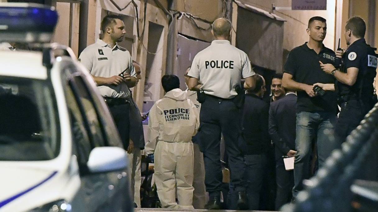 Experts et policiers devant le bar où deux hommes ont tués par balles le 6 septembre.
