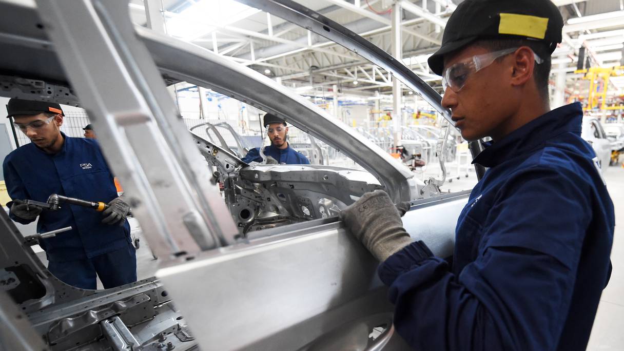 Un employé d'usine travaille sur une chaîne de montage de voitures à l'usine PSA de Kenitra, le 21 juin 2019.