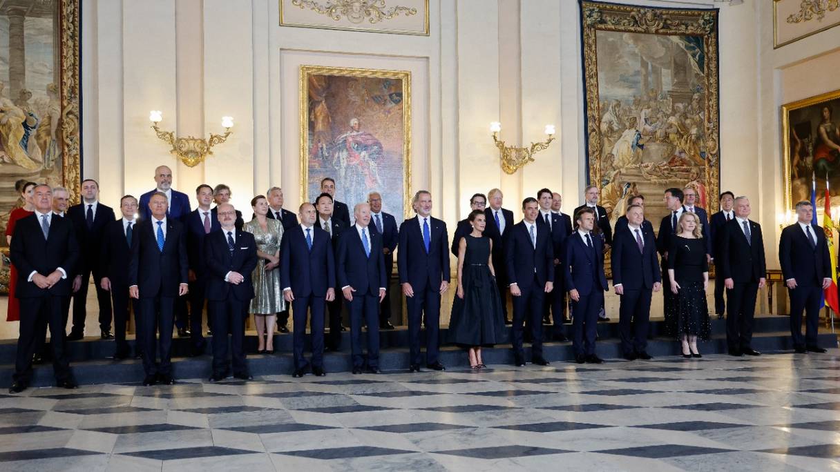 Les dirigeants de l'OTAN posent pour une photo de famille avec le roi d'Espagne Felipe et la reine Letizia avant un dîner de gala royal lors d'un sommet de l'OTAN à Madrid, le 28 juin 2022.
