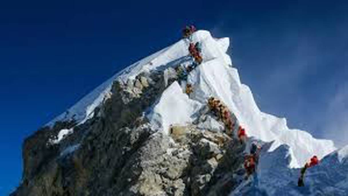 Expédition en cordée sur le mont Everest, "toit du monde", culminant à 8.848 mètres d'altitude dans la chaîne de l'Himalaya. 
