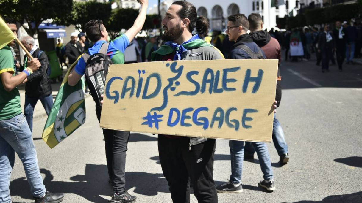 Lors d'une manifestation à Alger où une pancarte appelant au départ de Gaïd Salah a été levée.
