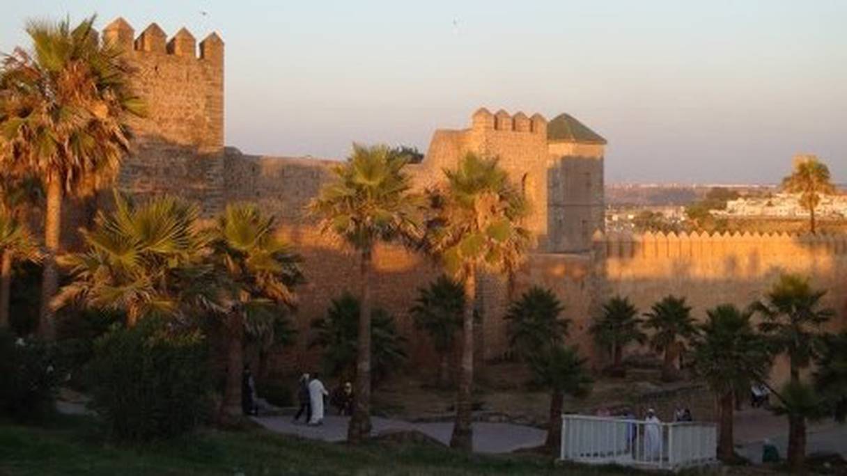 Remparts de Rabat, construits au XIIe siècle par Yacoub El-Mansour. Le maréchal Hubert Lyautey fit de la ville le centre administratif du protectorat, un choix conservé à l'indépendance, où Rabat devint la capitale du Royaume du Maroc, en 1956.
