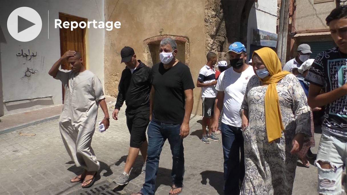 Zakaria Semlali (au centre, masque sanitaire blanc), en campagne électorale pour l'USFP dans les rues d'Azemmour, le 31 août 2021. 
