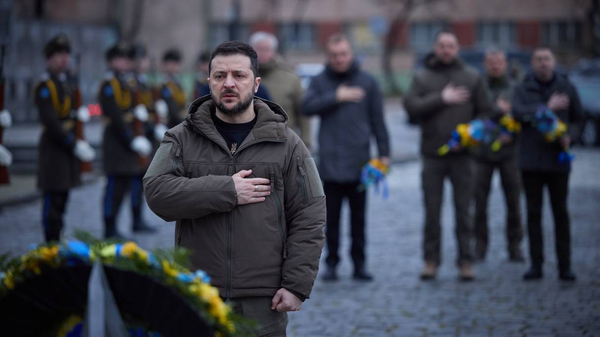 Le président ukrainien Volodymyr Zelensky rendant hommage aux soldats tombés au champ de Mars du cimetière de Lychakiv dans la ville occidentale de Lviv, au milieu de l'invasion russe de l'Ukraine, le 11 janvier 2023.
