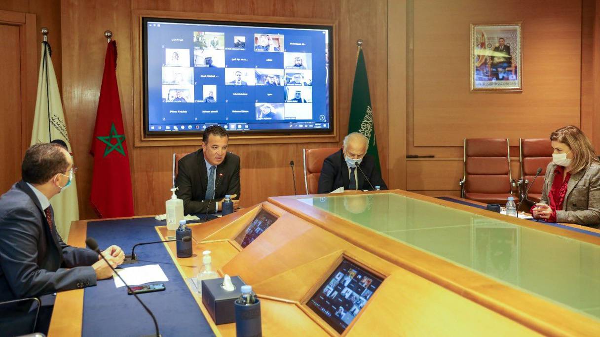 Chakib Alj, président de la CGEM (au centre à gauche) et Khalid Benjelloun, coprésident du Conseil d'affaires maroco-saoudien.
