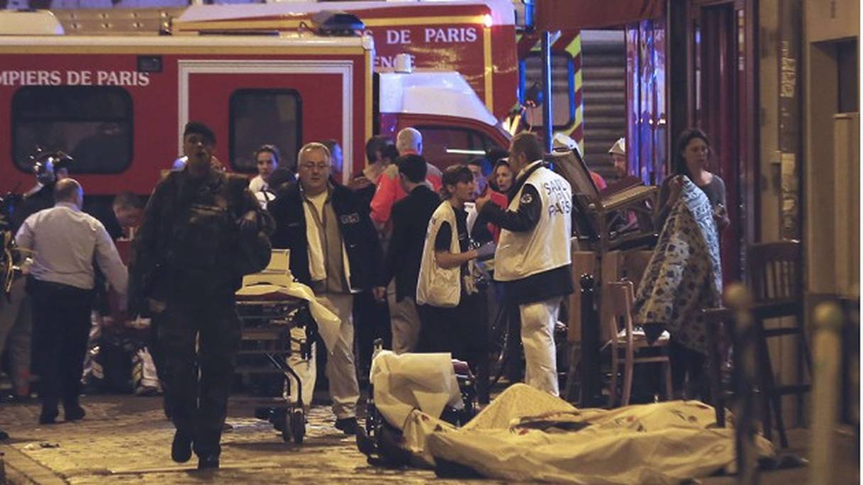 Victimes allongées sur le sol après les attaques terroristes, le 13 novembre 2015 à Paris.
