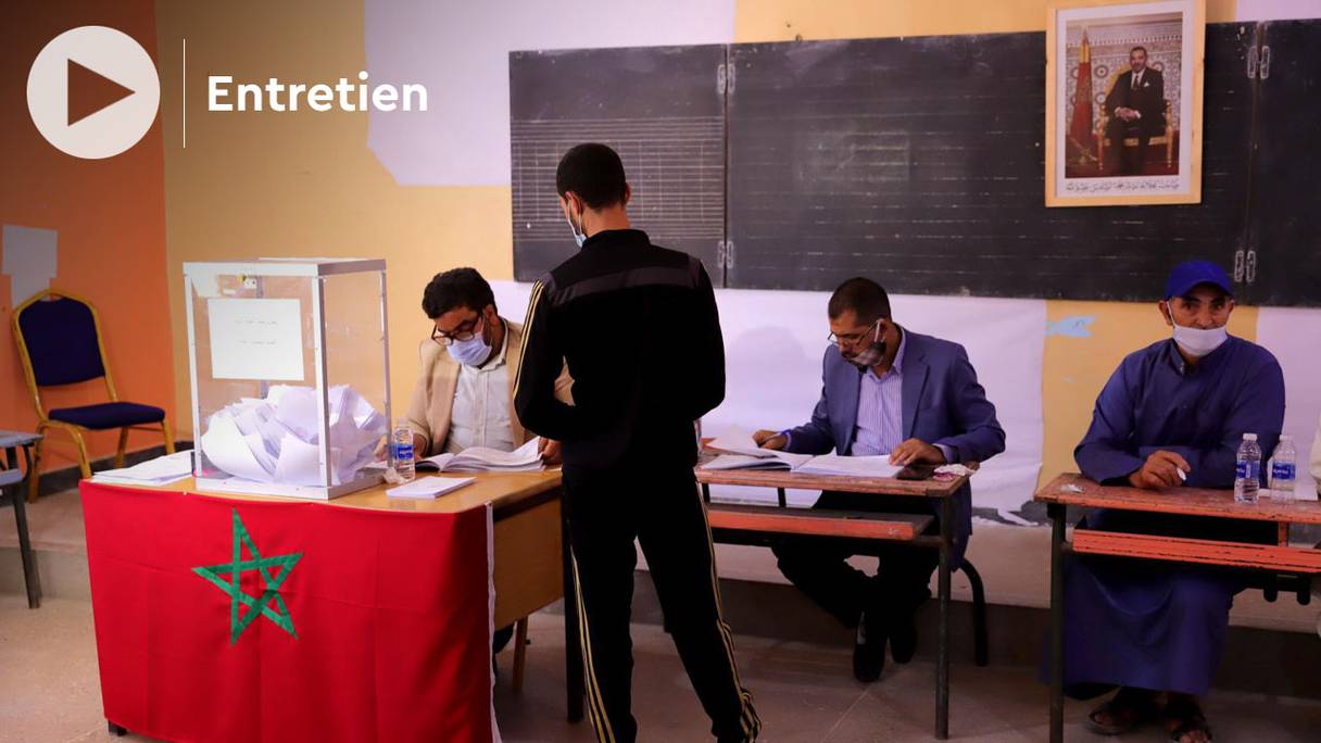 Un électeur s'acquitte de son devoir électoral dans un bureau de vote du Maroc, lors des législatives de 2016. (Archives). 
